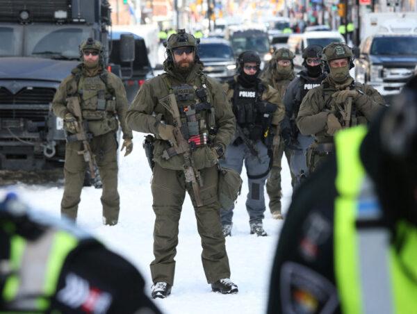 Armed police officers deploy to remove demonstrators against Covid-19 mandates in Ottawa on February 18, 2022. (Dave Chan/AFP via Getty Images)