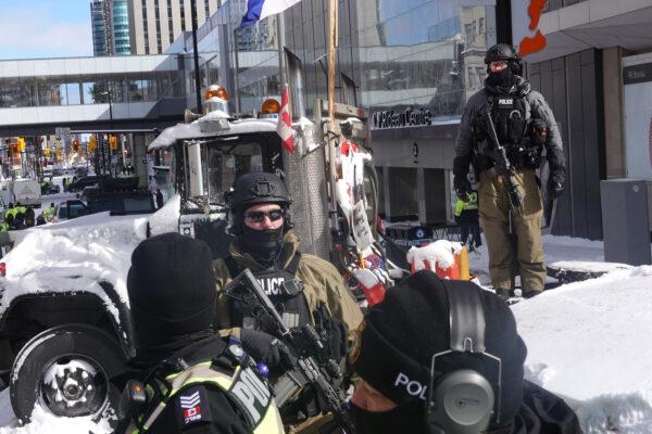 Police begin to break up protesters opposing COVID-19 vaccine mandates in Ottawa on Feb. 18, 2022. (Scott Olson/Getty Images)