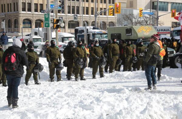 Protesters and police face off in Ottawa on Feb. 18, 2022. (Richard Moore/The Epoch Times)