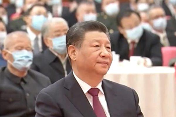 Xi Jinping watched a cultural performance show with others without a smile.