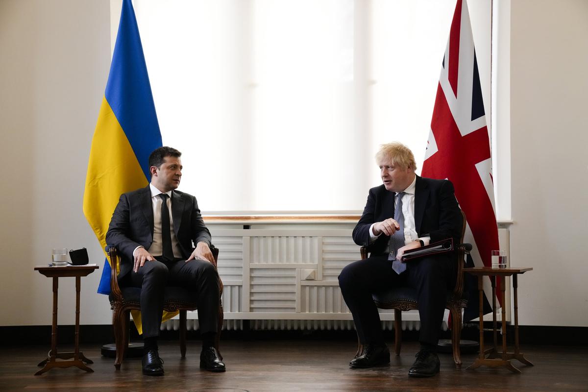 Boris Johnson (R) met Ukrainian President Volodymyr Zelensky at the Munich Security Conference in Germany on Feb. 19, 2022. (Matt Dunham/PA)