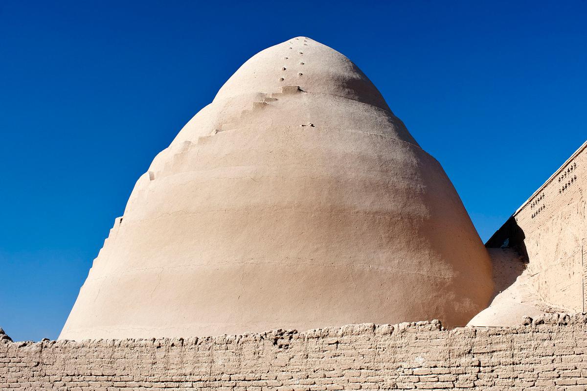 A yakhchāl built alongside an adobe wall structure. (User:Ggia/CC BY-SA 3.0)
