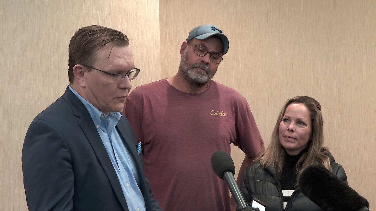 (L<span style="font-weight: 400;">–</span>R) Justice Centre for Constitutional Freedoms lawyer Keith Wilson and Freedom Convoy organizers Chris Barber and Tamara Lich hold a press conference in Ottawa on Feb. 3., 2022. (NTD)