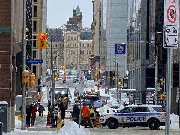 Police continue operations to clear out protesters opposed to COVID-19 mandates from downtown Ottawa on Feb. 20, 2022. (Limin Zhou/The Epoch Times)