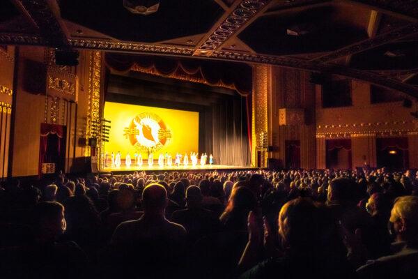 Shen Yun Performing Arts North America Company's curtain call on Feb. 19, 2022, in St. Louis, Mo. (Sam Wang/The Epoch Times)