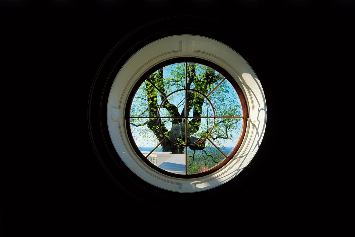  Circular windows inside the dome at Monticello. (Robert Llewellyn)