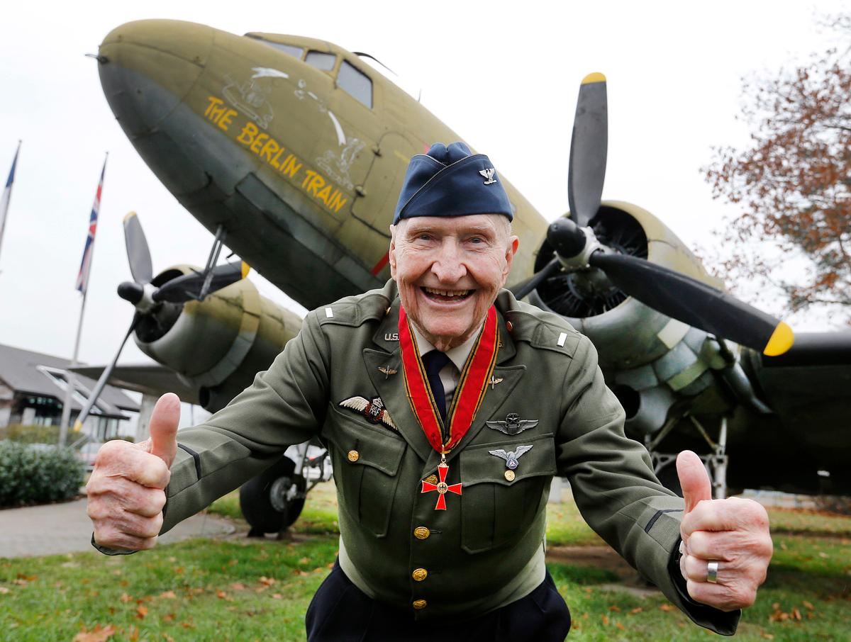 "Candy Bomber" pilot Gail Halvorsen gives thumbs up in front of an old U.S. military aircraft with the name "The Berlin Train" in Frankfurt, Germany, on Nov. 21, 2016. (Michael Probst/AP Photo)