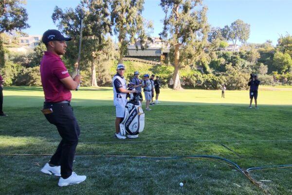 Xander Schauffele prepares to hit approach shot at The Genesis Invitational, at Riviera Country Club in Pacific Palisades, Calif., on Feb. 19, 2022. (Nhat Hoang/The Epoch Times)