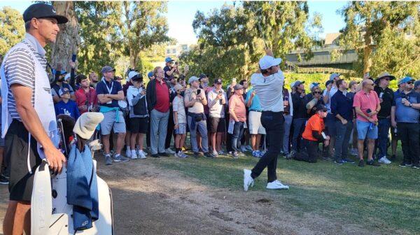 Scottie Scheffler hits approach shot from the rough at The Genesis Invitational, at Riviera Country Club in Pacific Palisades, Calif., on Feb. 19, 2022. (Nhat Hoang/The Epoch Times)