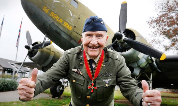 American ‘Candy Bomber’ Who Dropped Sweets Over Former Soviet East Berlin for Kids Dies at 101