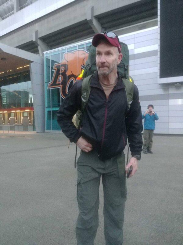 James Topp gets ready to start his 4,300-kilometre journey on foot across Canada to oppose COVID-19 mandates, in Vancouver on Feb. 20, 2022. (Jeff Sandes/The Epoch Times)