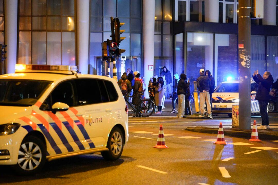 Armed Suspect Holds Hostage at Amsterdam Apple Store