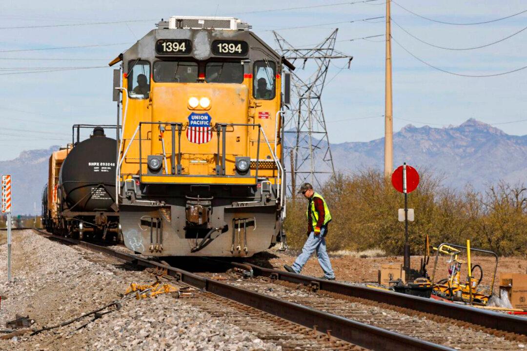 Transport Experts Say Rail Backlogs, Labor Shortages Delaying Shipments of US Grain