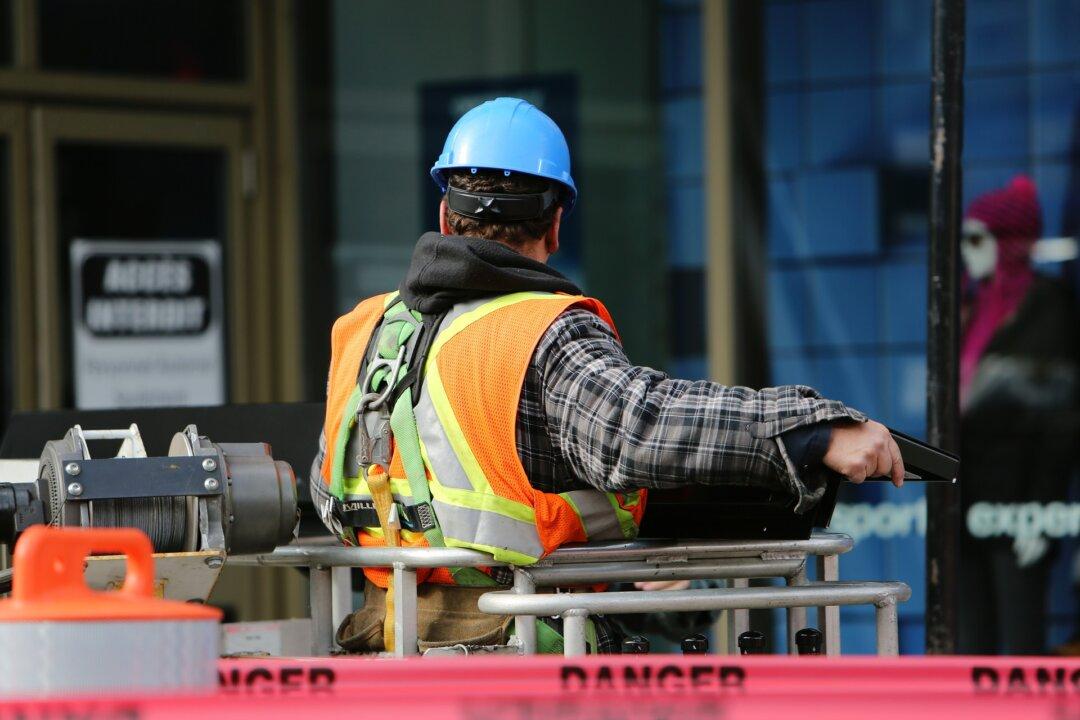 Mike Rowe Scholarship Highlights the Lost Virtues of Hard Work, Sweat