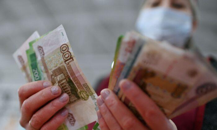 Rouble, Russian Stocks Pare Heavy Losses After Putin Sends Troops to Ukraine