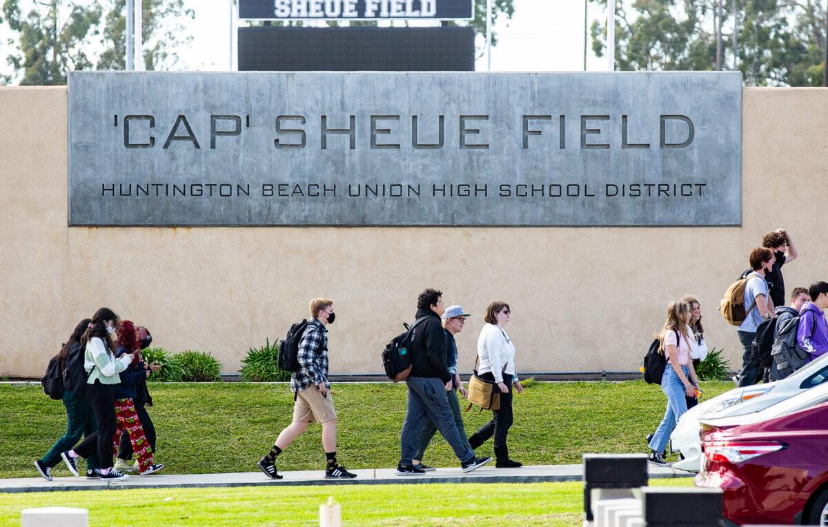 Huntington Beach High School students leave campus for the day in Huntington Beach, Calif., on Feb. 22, 2022.(John Fredricks/The Epoch Times)