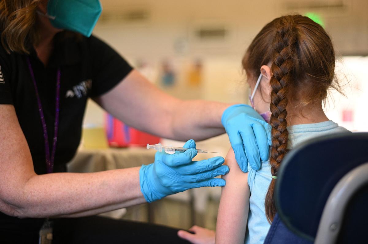 A nurse administers a dose of an mRNA COVID-19 vaccine in Los Angeles on Jan. 19, 2022. (Robyn Beck/AFP via Getty Images)