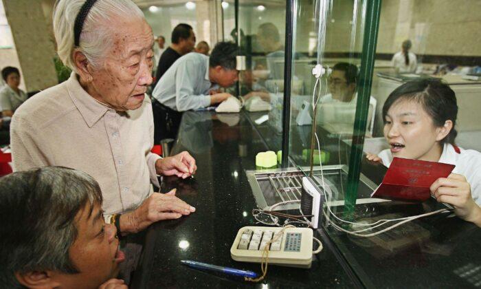 China to Delay Retirement Age in Bid to Ease Pension Fund Crisis: Experts
