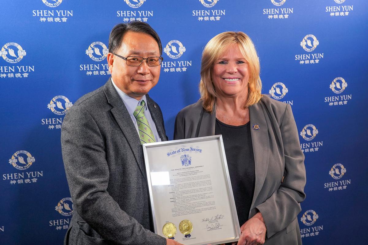 Shen Yun Presented With Commendation by Assemblywoman Murphy