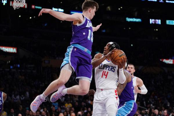 Los Angeles Clippers guard Terance Mann (R) tries to shoot as Los Angeles Lakers guard Austin Reaves defends during the first half of an NBA basketball game in Los Angeles, on Feb. 25, 2022. (Mark J. Terrill/AP Photo)