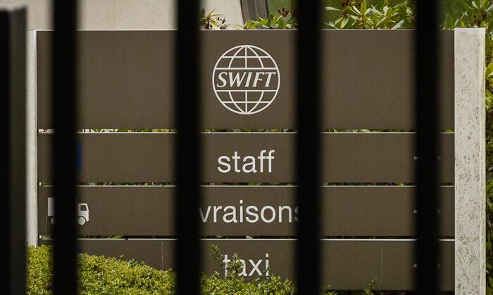 SWIFT Ban Is a Major Blow on Russia and Puts China in a Dilemma: Experts