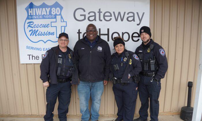 Officer Johnny Green (L) and volunteer Errin Dixon with Gateway to Hope, and community response officers Bianca Smedley and Braden Banes (R) work together to help the homeless in Tyler, Texas, on Feb. 24, 2022. (Patrick Butler/The Epoch Times)