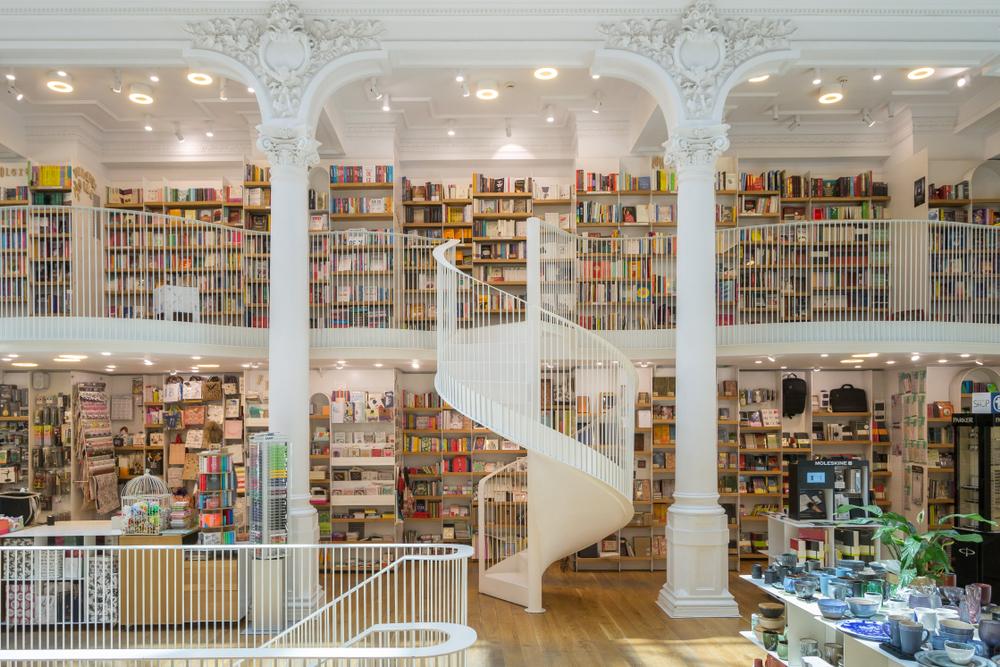 Inside the Carturesti Carusel bookshop. (tichr/ Shutterstock)