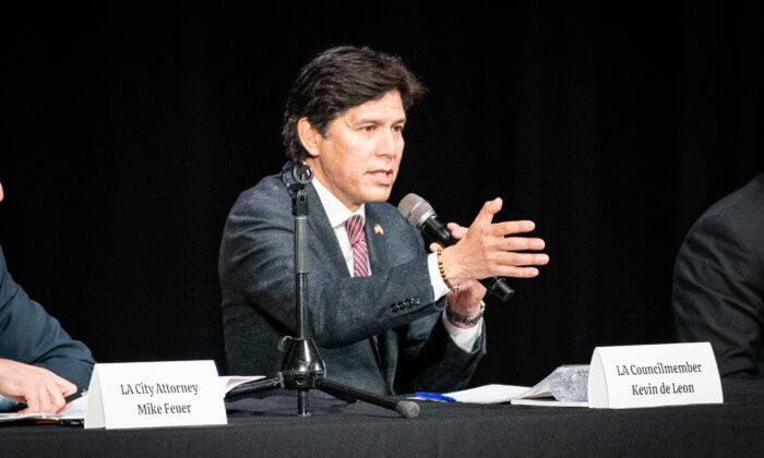Kevin de León Fights With Activist at Christmas Event
