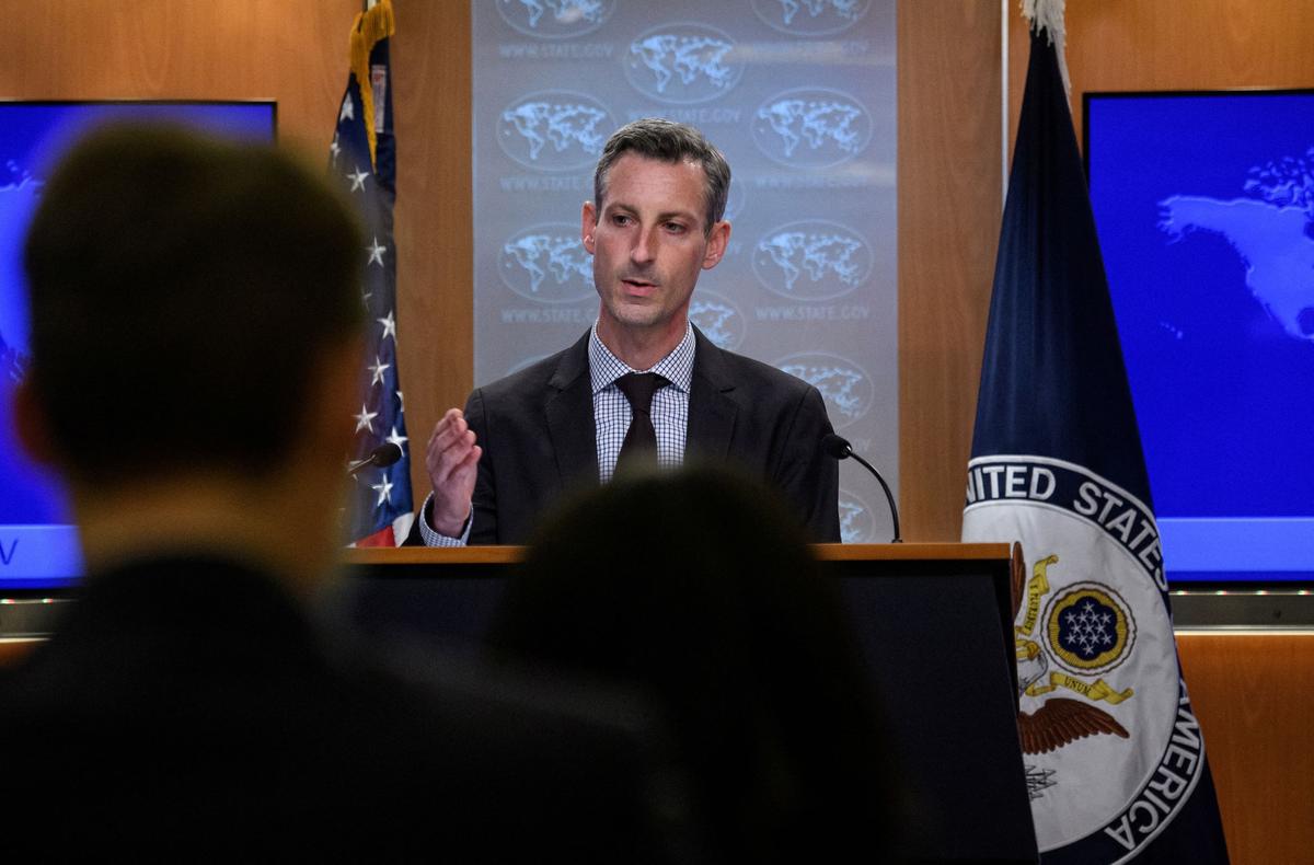 US Says It Will Add to Russia Sanctions If Moscow Escalates in Ukraine