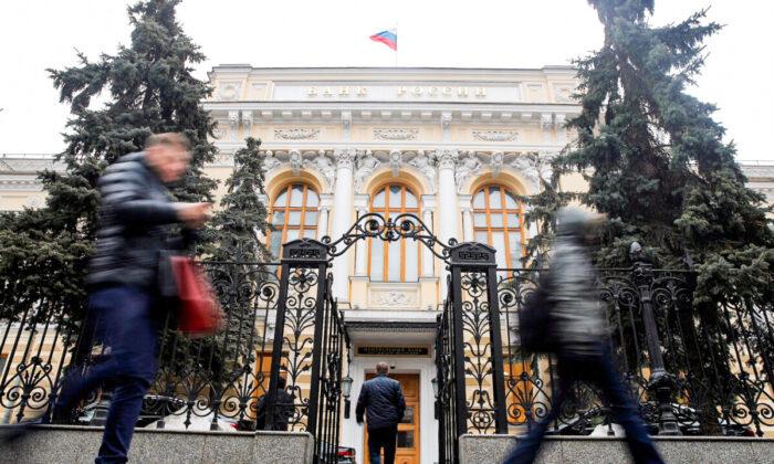 Fitch, Moody’s Cut Russia’s Sovereign Rating to ‘Junk,’ Rouble Dives to Record Low