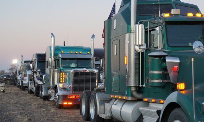 US Trucker Convoy Swells as It Moves Across Country to DC