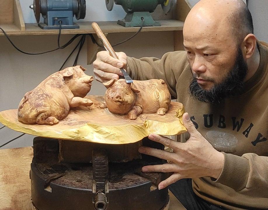 Tsai Mingfeng working at his studio. (Courtesy of Tsai Mingfeng)