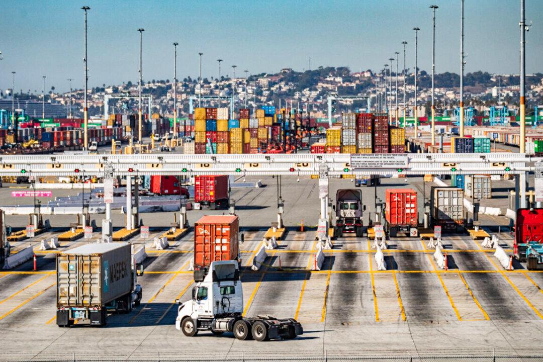 Fossil Fuel Fee for Trucks Begins at Los Angeles Ports