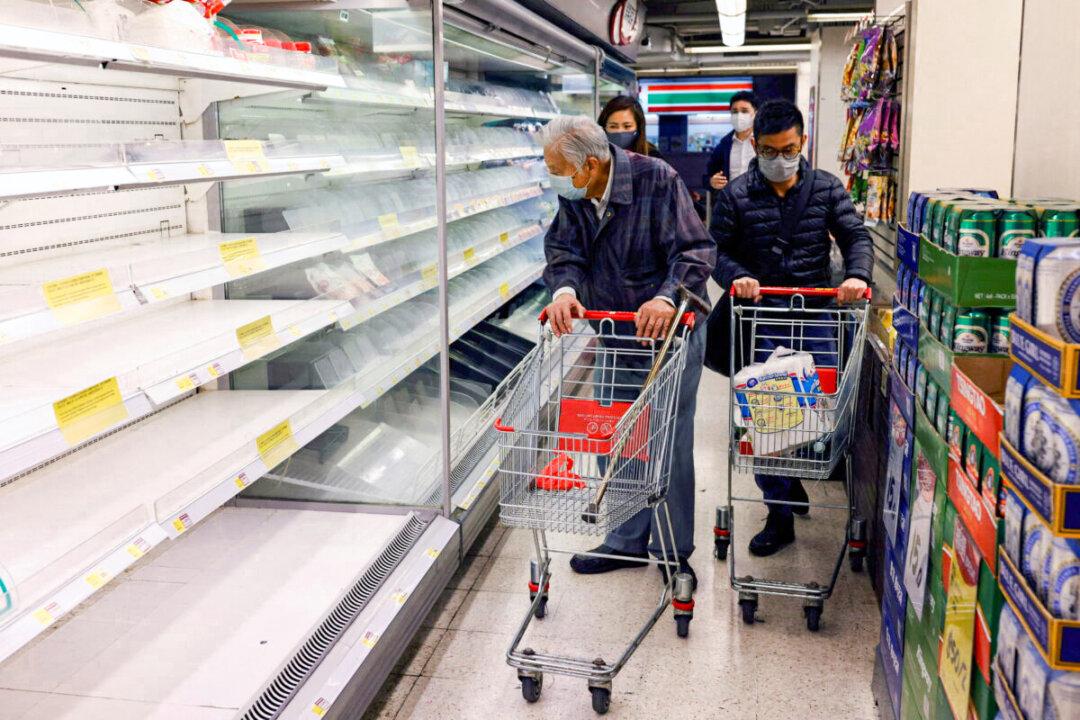 Hong Kong Residents Empty Supermarkets Ahead of City-Wide Lockdown