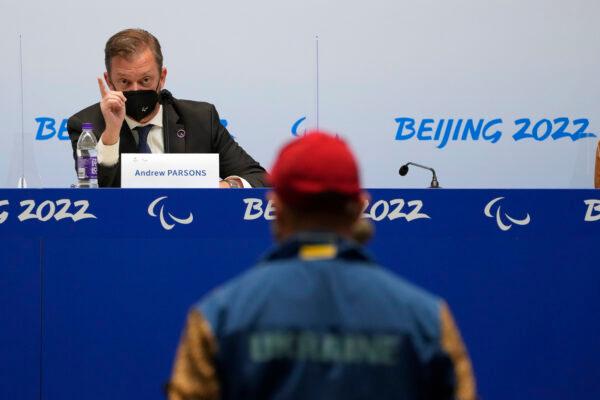International Paralympic Committee (IPC) President Andrew Parsons speaks to a journalist from Ukraine during a press conference at the 2022 Winter Paralympics in Beijing, on March 2, 2022. (Andy Wong/AP Photo)