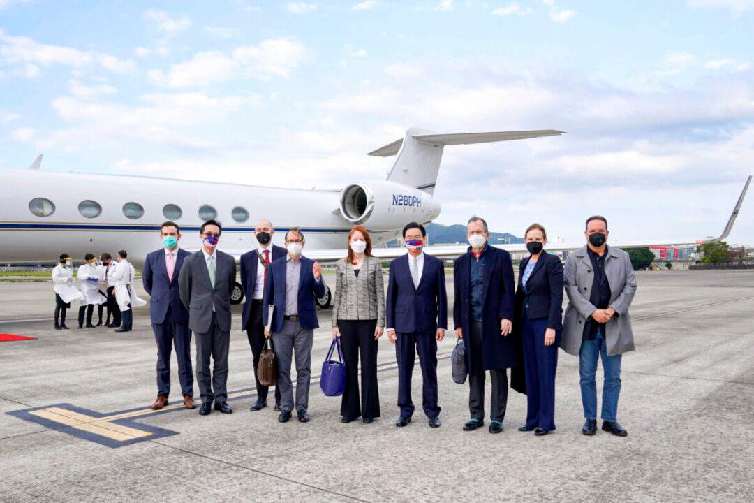 Former Top US Defense Officials Arrive in Taiwan Amid Russia-Ukraine War