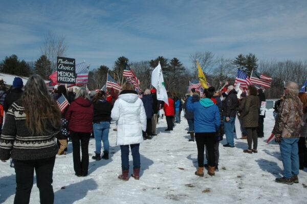 A large crowd of supporters showed up at a rally to support Maine convoy. (Alice Giordano/The Epoch Times)