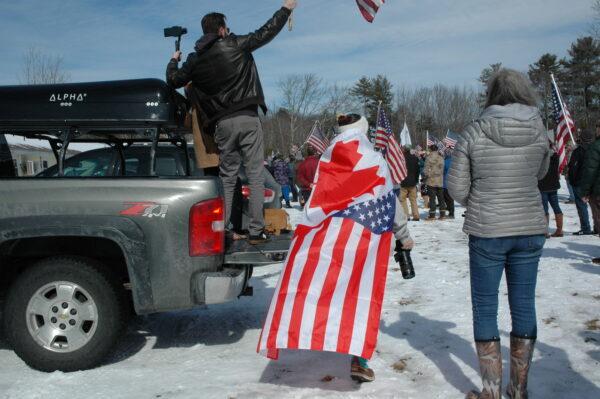 Lots of supporters turned out to cheer on the truck convoy. (Alice Giordano/The Epoch Times)