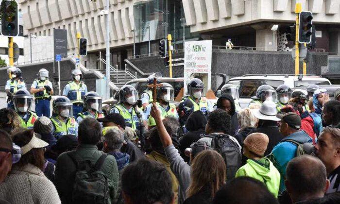 Anti-Mandate Protestors Clash With Police in New Zealand