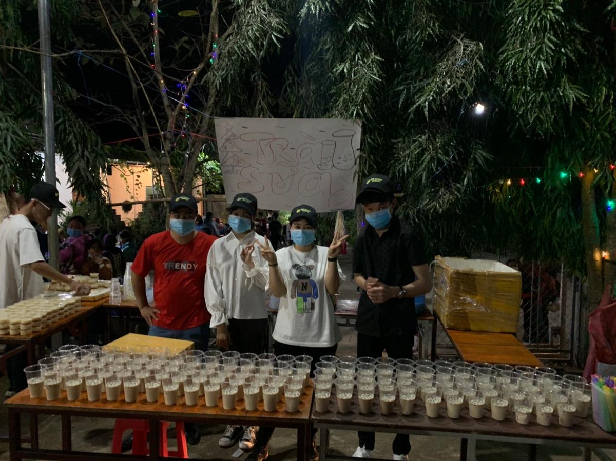 Hai (R) and his team, serving free drinks and cakes at his bakery. (Courtesy of <a href="https://www.facebook.com/sunhousecoffee/">Ngo Quy Hai</a>)