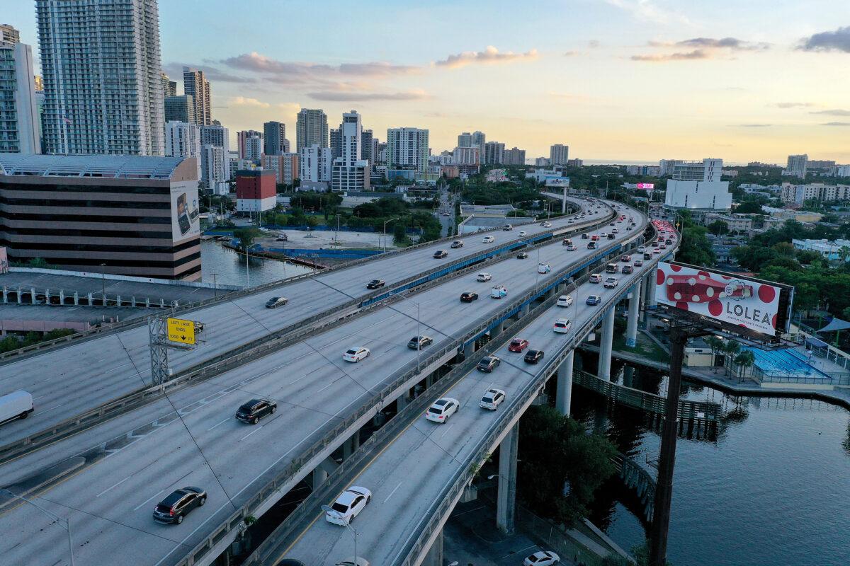 Vehicles driving along the I-95 in Miami, Fla., on Jan. 10, 2022. (Joe Raedle/Getty Images)