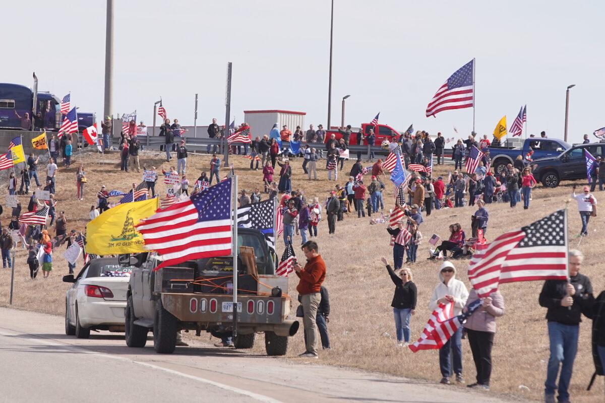 Crowds gather in support of a trucker convoy in Missouri, on Feb. 28, 2022. (Enrico Trigoso/The Epoch Times)