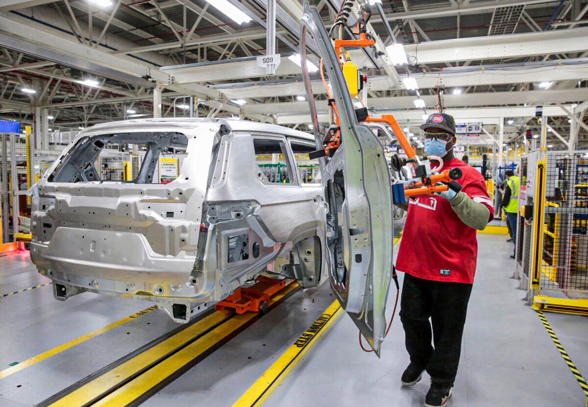 Stellantis Doubles Down on Traditional Hybrids as US EV Market Shifts