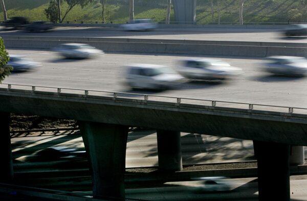 Traffic flows along San Diego roadways in San Diego, Calif., Aug. 31, 2006. (Sandy Huffaker/Getty Images)