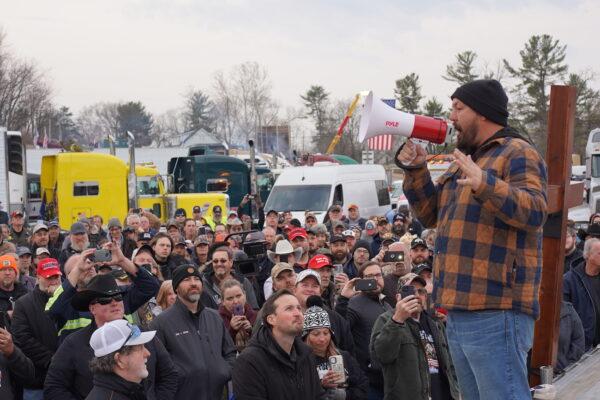  Brian Brase, a truck driver from Ohio and a co-organizer of The People's Convoy, speaks to drivers at Hagerstown Speedway, in Hagerstown, Md., on March 5, 2022. (Enrico Trigoso/The Epoch Times)