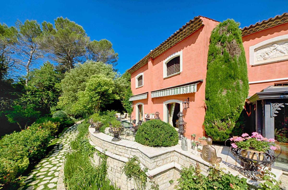 This wonderful Tuscan-style villa is tucked into one of France’s most beautiful national parks, only a stone’s throw from the Cote d'Azur and the French Riviera’s most iconic landmarks. (Courtesy of the owner & Carlton International)