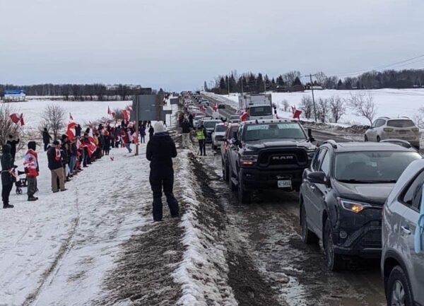 Demonstrators take part in Freedom Chain near Peterborough, Ont., on March 5, 2022. (Caleb Shipman)