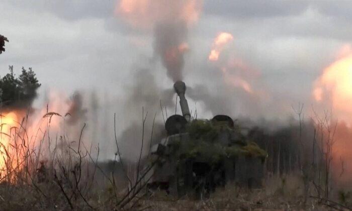 Video: Ukrainian Artillery Unit Fires at Russian Forces
