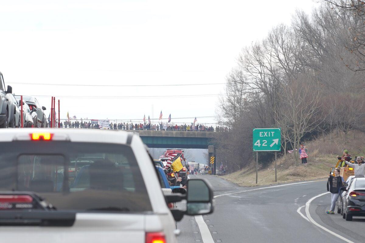 The People's Convoy draws support in the Washington area on March 6, 2022. (Enrico Trigoso/The Epoch Times)