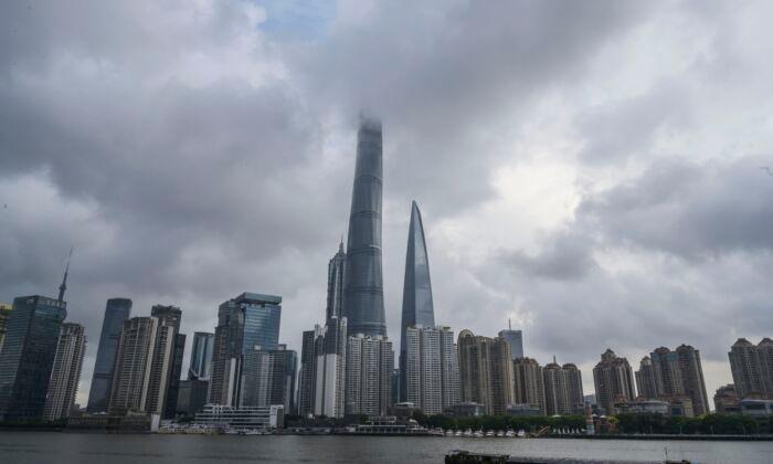 COVID-19 Spike in Shanghai Causes Hospitals to Suspend Services, Lockdown of Major Universities